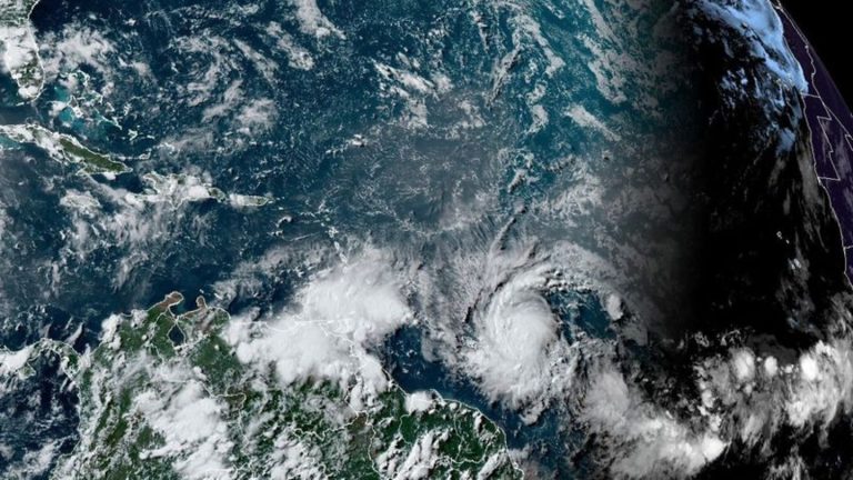 Unwetter: Erster Hurrikan der Saison im Atlantik verstärkt sich
