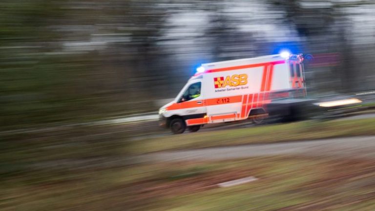 Unfälle: Mann wird von Auto überrollt und lebensgefährlich verletzt