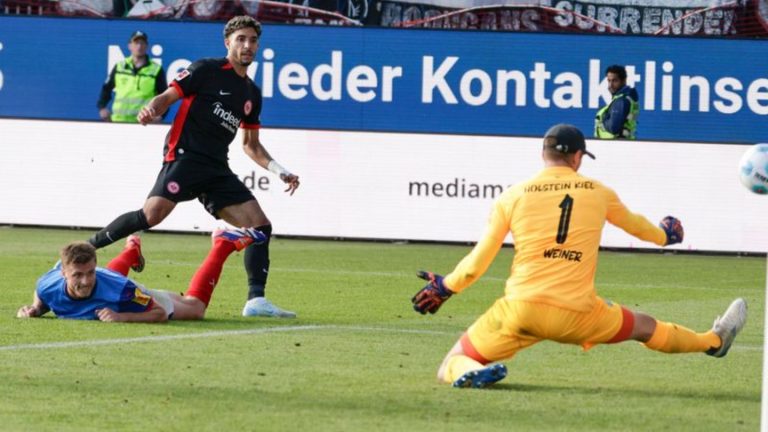 Fußball-Bundesliga: Kein Sieg, aber schon 17 Gegentore: Holstein Kiel „genervt“