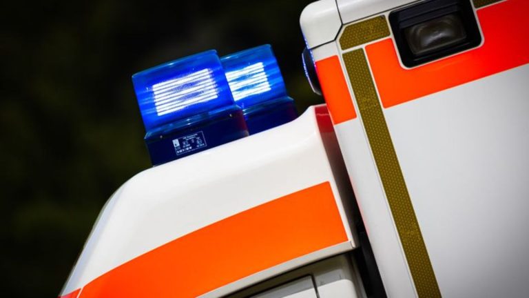 Unfall: Mitfahrerin auf Motorrad gerät unter Auto – tödlich verletzt