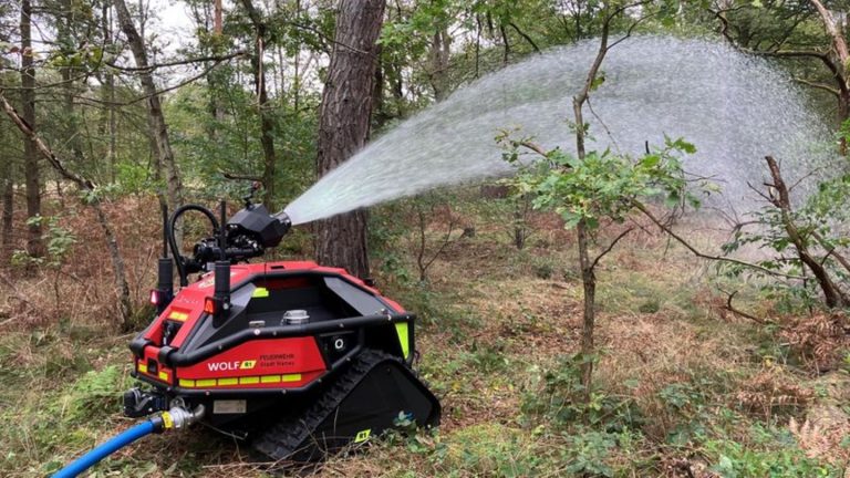 Technik und Brandbekämpfung: Neu in Hessen: Löschroboter „Wolf“ hilft Hanauer Feuerwehr