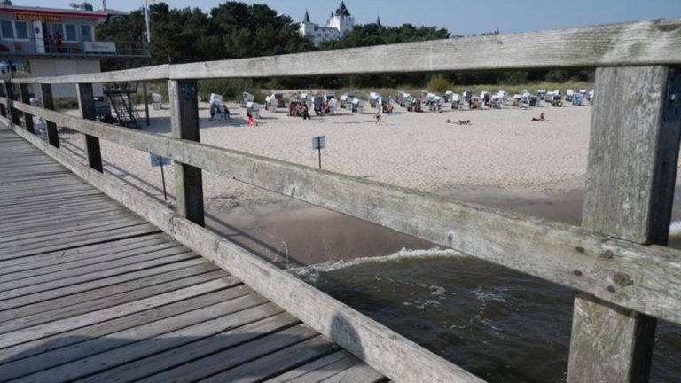 Urlaubsunfall: Kind stürzt von Seebrücke – Gericht lehnt Geldforderung ab