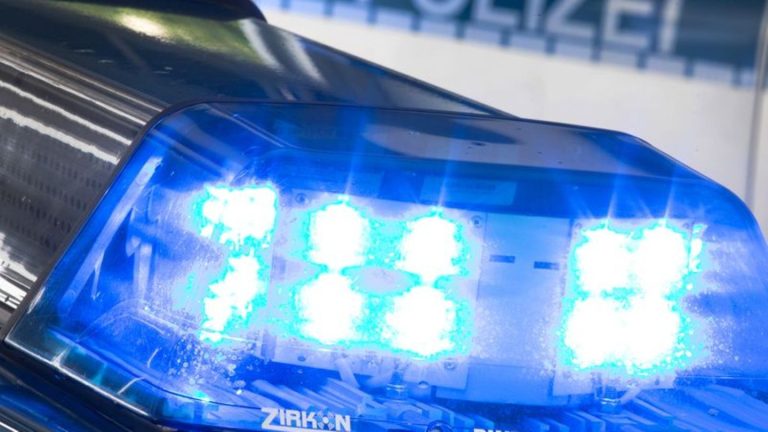 Unfall: Mann wird von eigenem Auto überrollt und stirbt