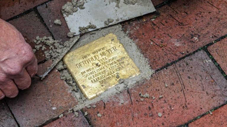 Partnerin von Willy Brandt: Stolperstein für Widerstandskämpferin Gertrud Meyer verlegt