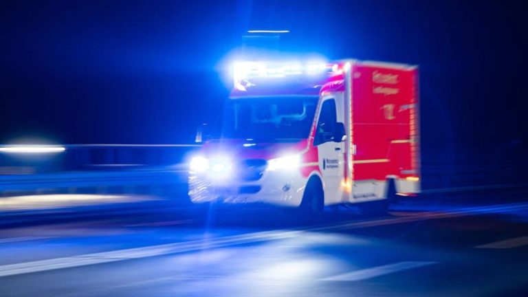 Unfall: 20-Jähriger prallt mit Auto gegen Baum – schwer verletzt