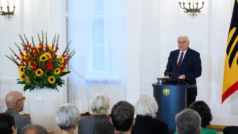 Ehrung in Berlin: Bundesverdienstkreuz für drei Männer aus Niedersachsen