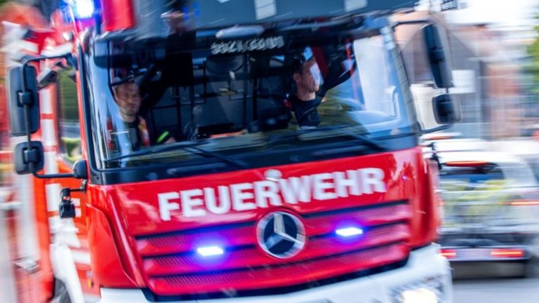 Unfälle: Zug stößt mit Feuerwehrfahrzeug zusammen – sieben Verletzte