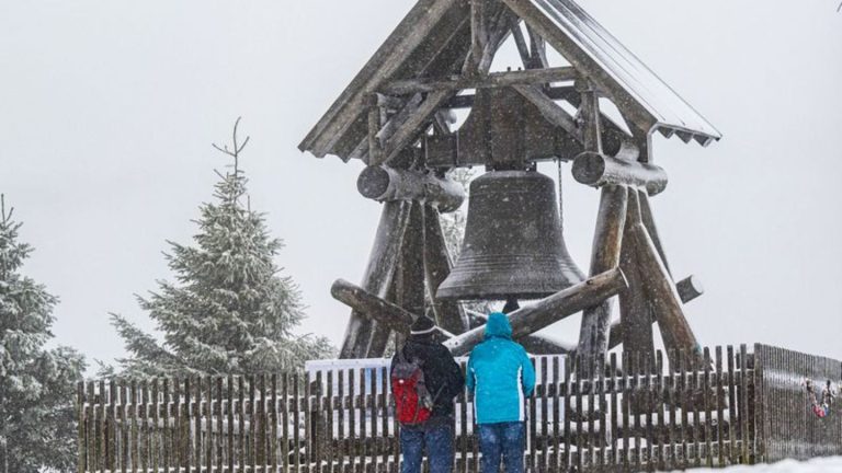 Traditionspflege: Neue Friedensglocke auf Fichtelberg erstmals erklungen