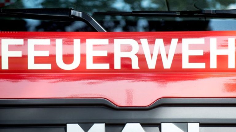 Feuerwehreinsatz: Zwei Verletzte nach Brand in Mehrfamilienhaus