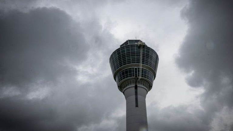 Lange Wartezeiten: Chaos am Münchner Airport – 750 Passagiere verpassen Flieger