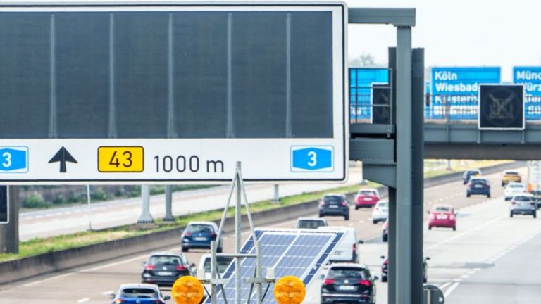 Verkehr: Brückeneinschub auf Schienen