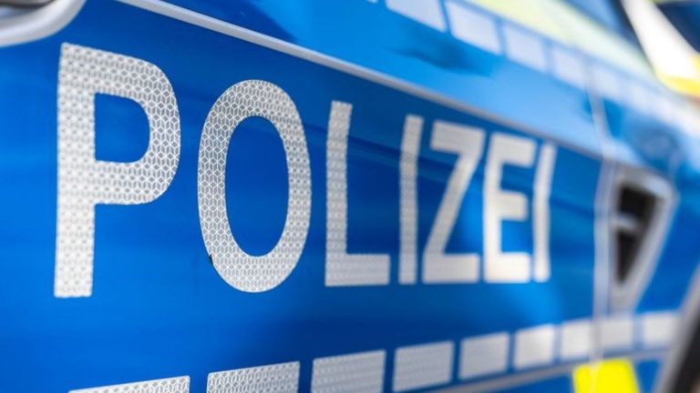 Polizei: Mehrere Autos brennen in Halle – Trio in Verdacht