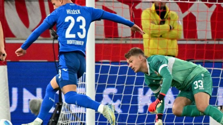 Fußball-Bundesliga: Elfer-Drama in Nachspielzeit: VfB entreißt Hoffenheim Sieg