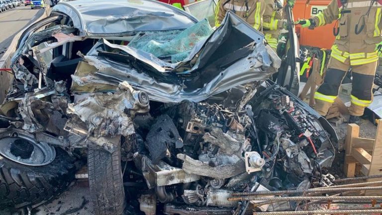 Verkehr: Auto kollidiert mit Baumaschine – zwei Verletzte auf A2