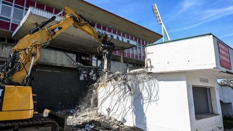 Historische Sportstätte: Abrissarbeiten am Jahn-Sportpark haben begonnen