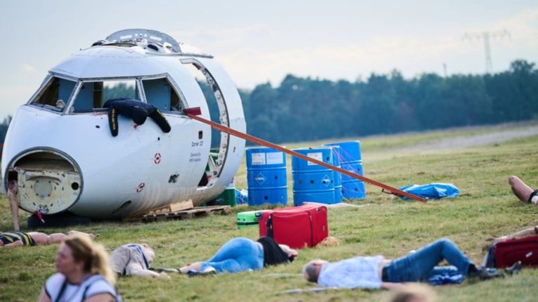 Notfallübung „Ikarus“: BER probt Notfall – Einsatzkräfte üben Szenario nach Absturz