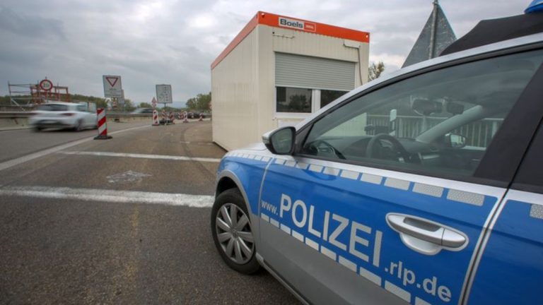 Polizei ermittelt: Jugendliche werfen Steine auf A602 und treffen Wagen