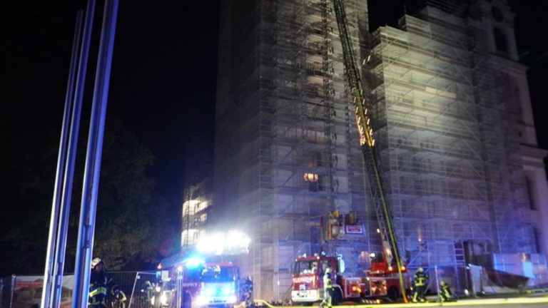 Brand: Feuer an Turm der Klosterkirche Weißenau – schnell gelöscht