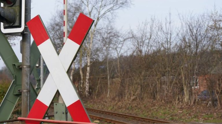 Unfall an Bahnübergang: Lastwagenfahrer nach Unfall mit Zug schwer verletzt