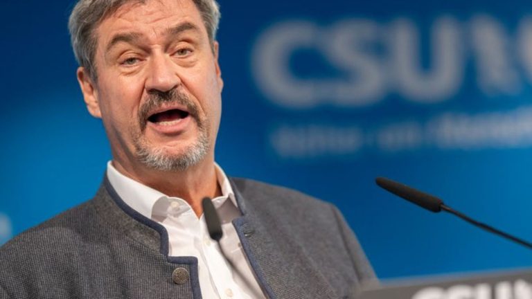 Ein Jahr vor der Wahl: CSU-Parteitag beginnt mit Söder-Rede