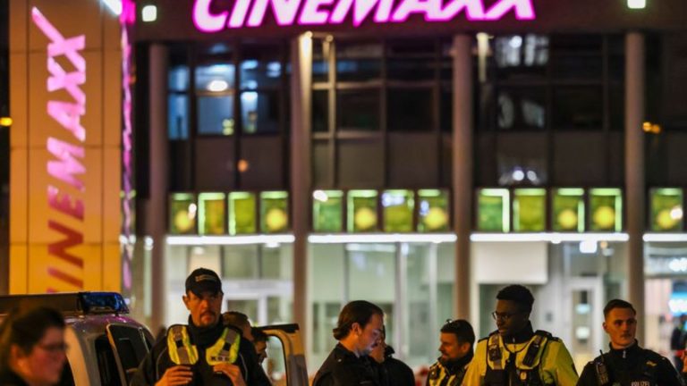 Erst Brände, dann Schussabgabe: Polizei schießt Verdächtigen in Kino-Foyer in Krefeld nieder