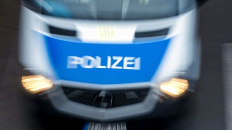 17-Jähriger soll Fußballfan in Köln niedergestochen haben – Fahndung läuft