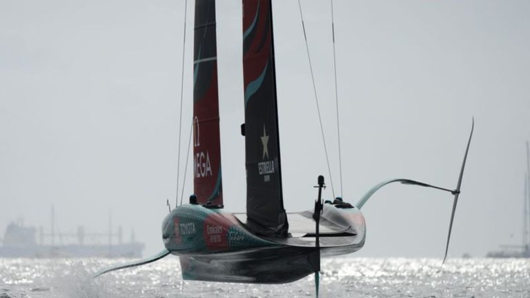 Segeln: Titelverteidiger Neuseeland startet stark in America’s Cup