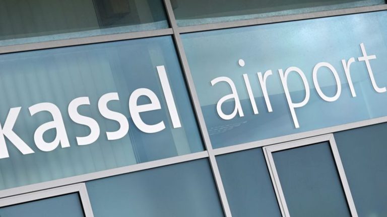 Demonstration: Protestaktion am Flughafen Kassel-Calden