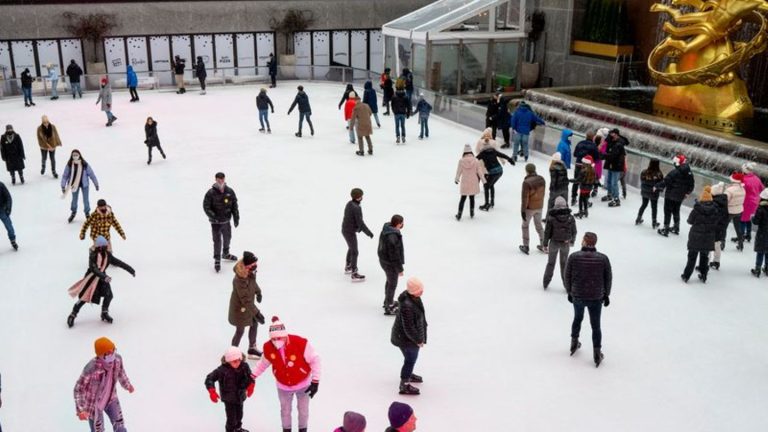 Freizeit: Eislaufbahn am New Yorker Rockefeller Center eröffnet