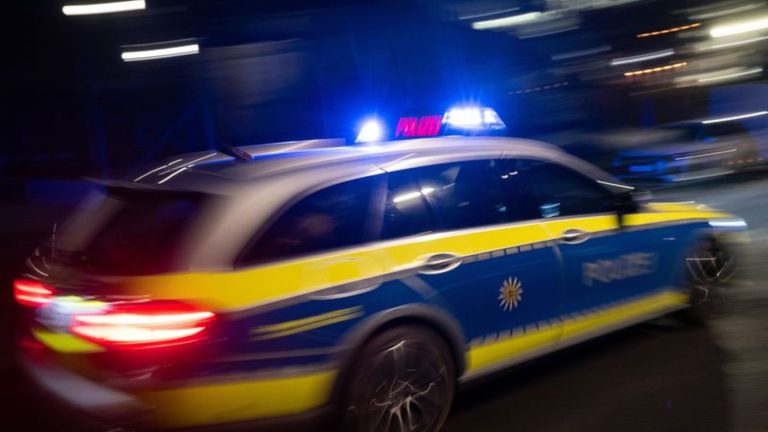 Verfolgungsjagd: Mann verursacht Unfälle auf Flucht mit gestohlenem Auto