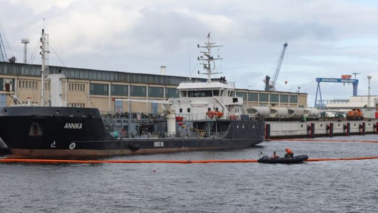 Brand auf Tankschiff „Annika“: Nach Feuer auf Öltanker sollen Brandermittler Ursache suchen