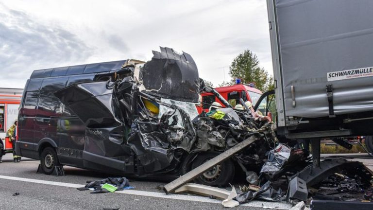 Unfälle: Sprinter-Fahrer fährt am Stauende auf Lkw auf und stirbt