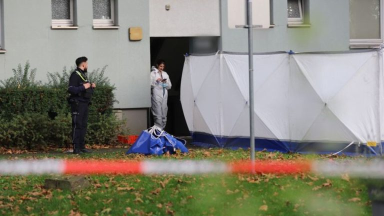 Mordkommission ermittelt: Frau mit Stichverletzungen stirbt nach Fenstersturz in Köln