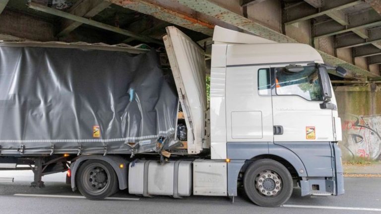 Unfälle: Lkw bleibt in Essen-Frillendorf unter Brücke hängen