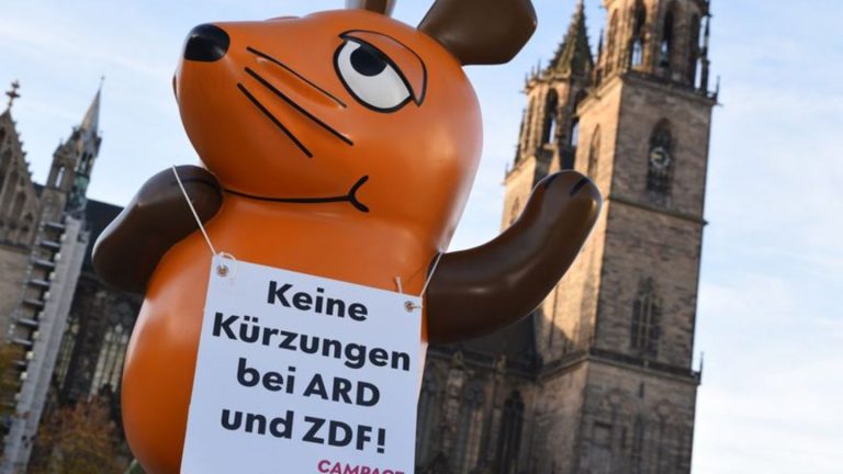 Protestkation gegen Kürzungen: „Entführte“ Mausfigur in Magdeburg aufgetaucht