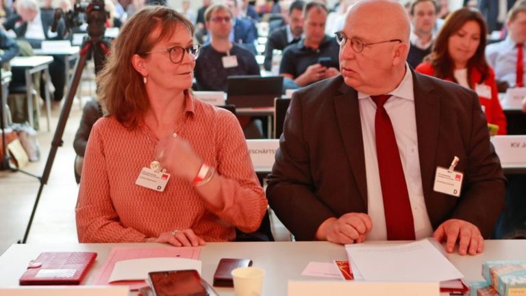 Parteien: SPD-Führungsduo Kleemann und Schmidt bestätigt