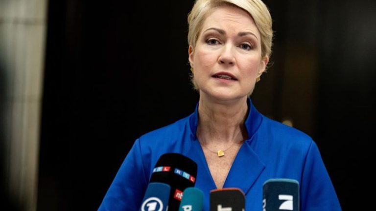 Biden in Berlin: Schwesig plauscht mit Biden