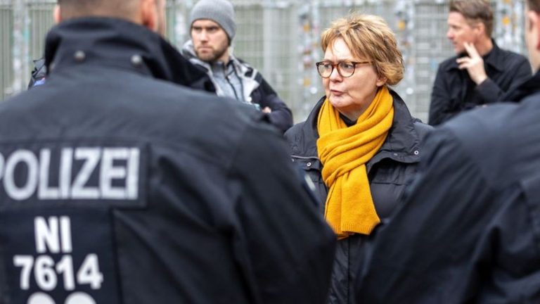 Gewalt im Fußball: Landesministerin: DFB und DFL müssen für Sicherheit sorgen