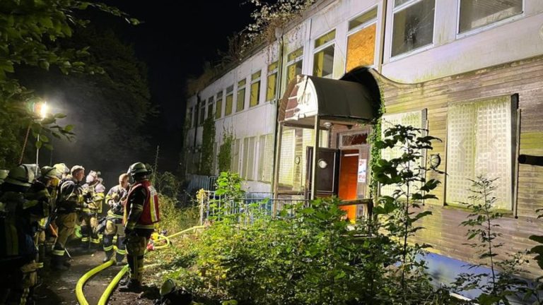 Feuerwehreinsatz: Teenager sitzen bei Brand in leerstehendem Schwimmbad fest