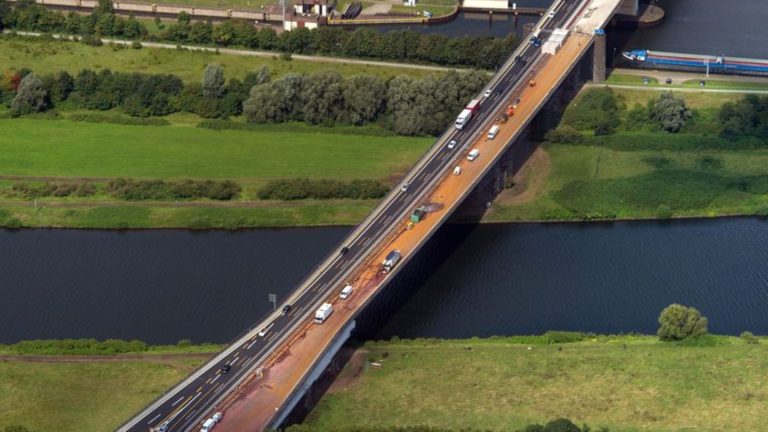 Autobahnbrücken: Kreise: Verbot für Schwertransporte auf A59-Brücke