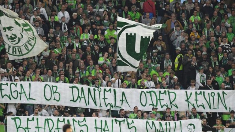 Im Fußball-Stadion: Fan-Protest gegen Profi Kevin und Politikerin Behrens