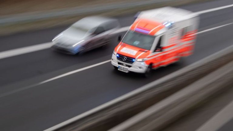 Tödlicher Unfall: 16 Jahre alter Motorradfahrer stirbt nach Kollision mit Auto