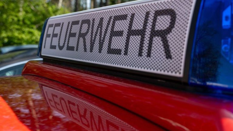 Kleinbrand: Feuerwehr löscht Brand auf Schiff in Stuttgart