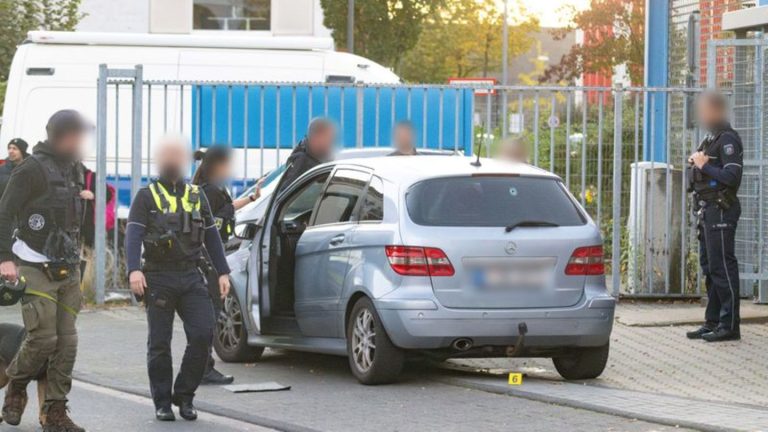 Kriminalität: Mann stirbt nach Schüssen vor Kölner Fitnessstudio