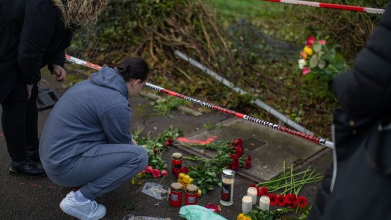 Unfall in Esslingen: Mutter und Söhne sterben auf Gehweg – viele offene Fragen