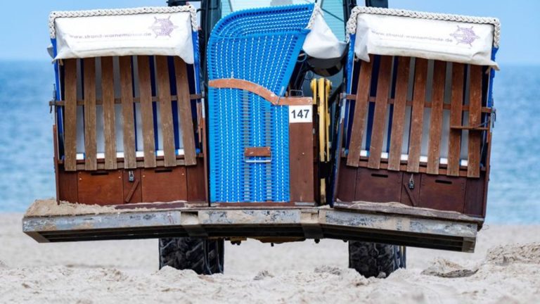 Leere Strände: Ministerium: Strandkorbsaison wegen Sturmflutgefahr zu Ende