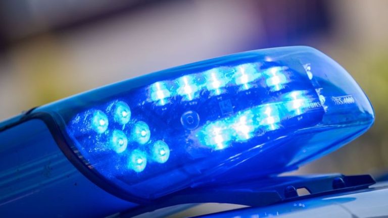 Emsland: Lastwagen kippt auf Straße um – Fahrer verletzt