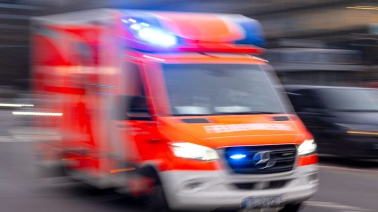 Verkehr: Medizinischer Notfall – Senior stirbt bei Autounfall