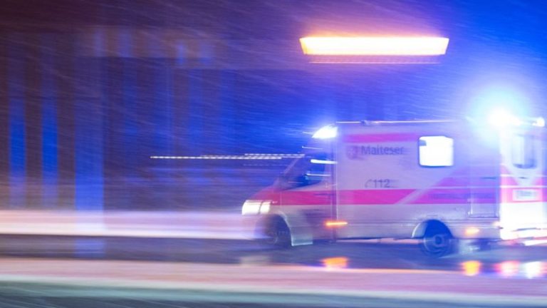 Tragischer Unfall: Motorradfahrer von Auto überfahren – tödlich verletzt