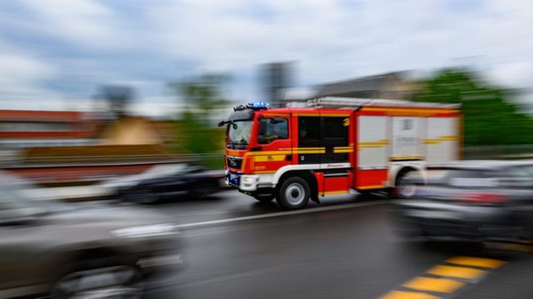 Verkehr: Frau bei Kollision mit Feuerwehrwagen im Einsatz verletzt